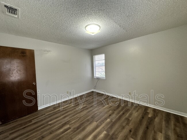 Building Photo - 407 Maple St