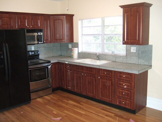 Building Photo - 2312 E 9th Ave