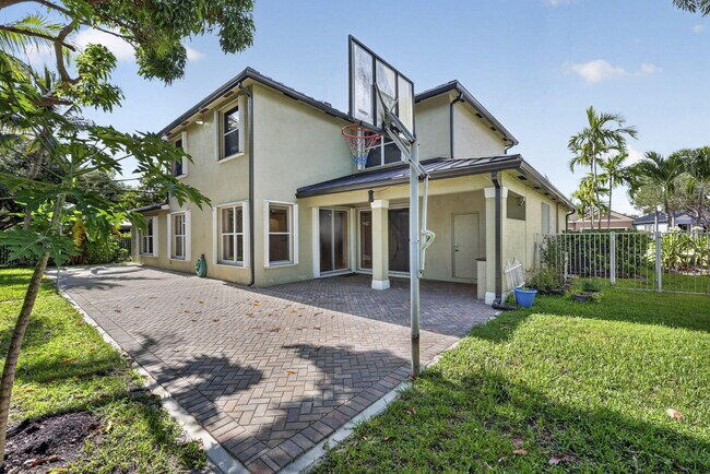 Building Photo - 9479 Sedgewood Dr