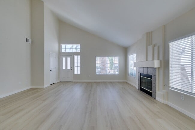 Building Photo - Stunning 3 Bedroom, 2.5 Bathroom Home in E...