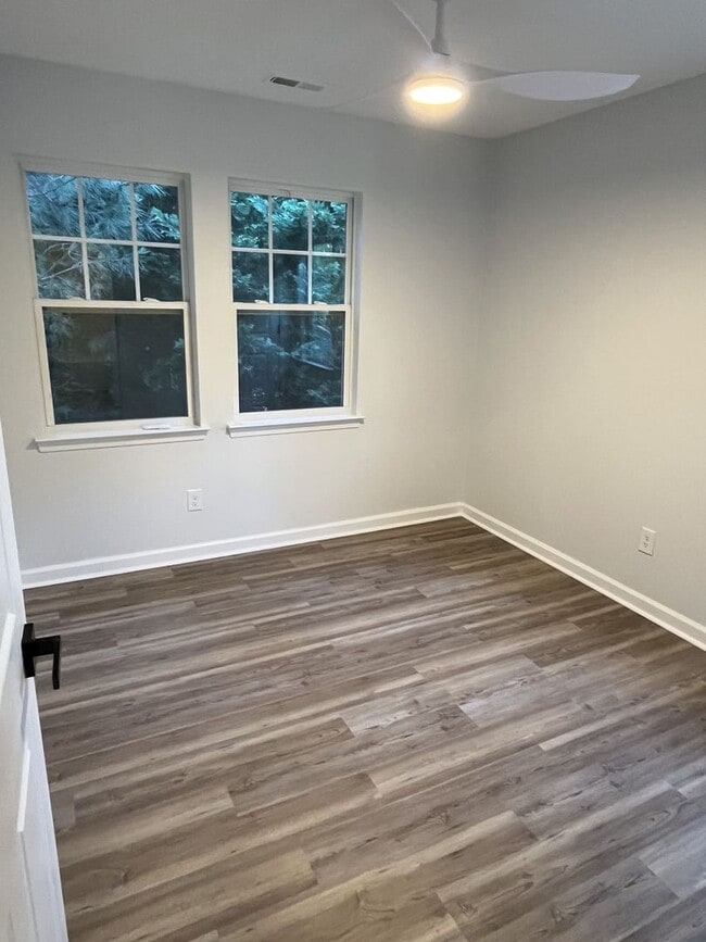 Building Photo - Refreshed 3 Bedroom End Unit Townhome near...