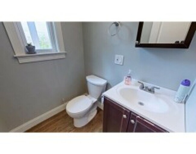 Building Photo - 39 Beech Glen St