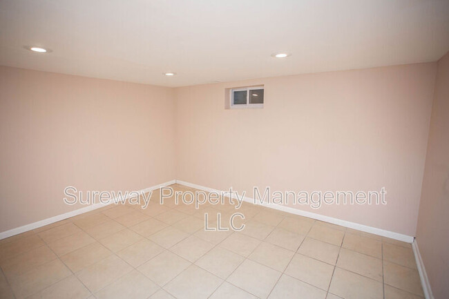 Building Photo - 841 Grove St
