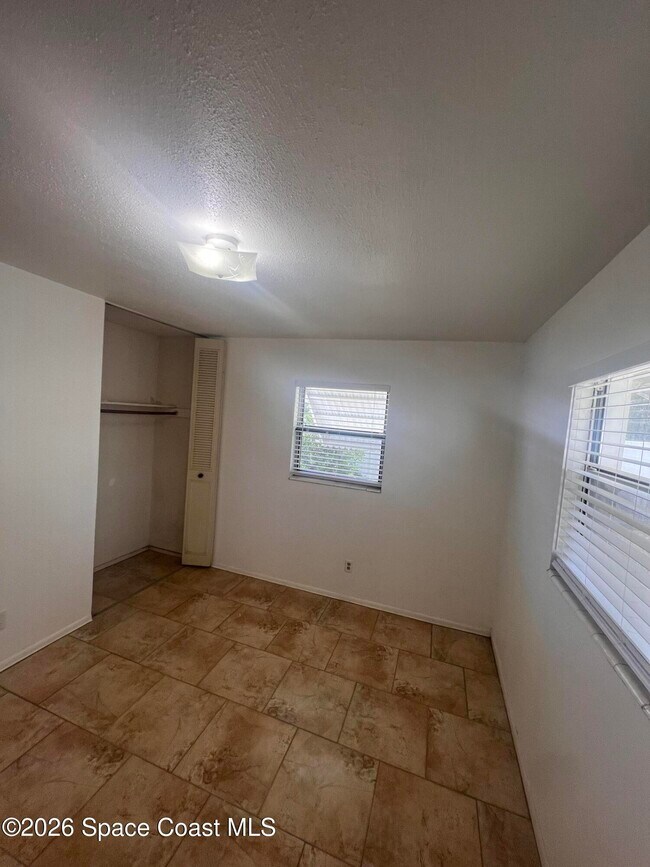 Building Photo - 2407 Lakeview Dr