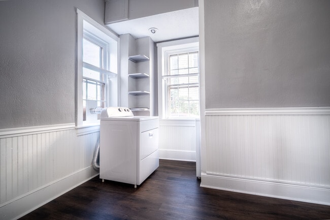 Building Photo - 934 Grand St