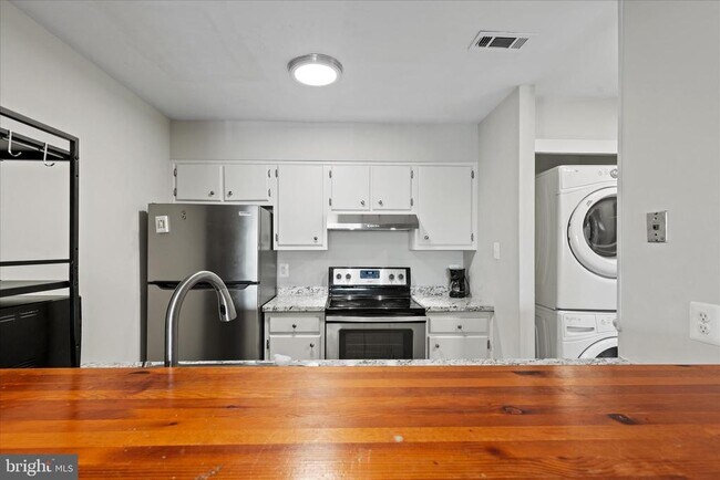 Building Photo - 3911 Woodhue Pl