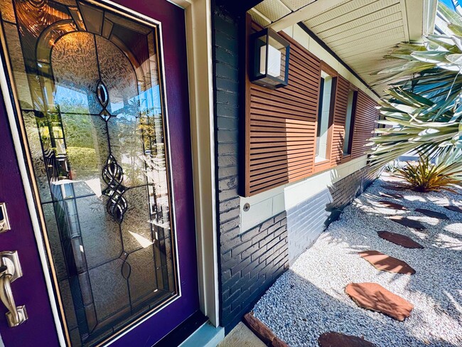 Building Photo - Elegant and Updated 3/2 Pool Home just min...