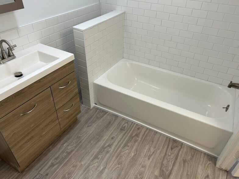 Tub - 508 Central Ave