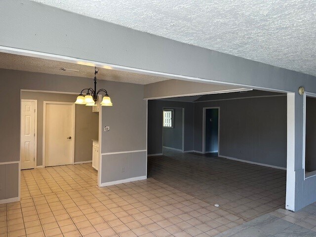 Building Photo - 7839 Vernwood St