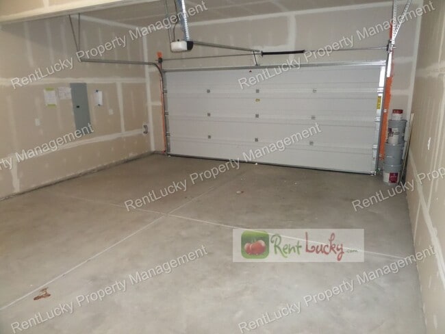 Building Photo - Fantastic 3-Bedroom + Den + Bonus Room Home with A/C in Milton!