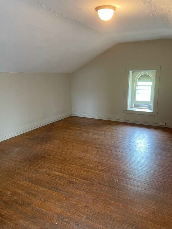 Building Photo - 967 W 4th St