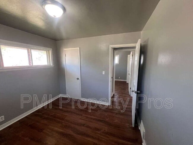 Building Photo - 5650 N 61st St