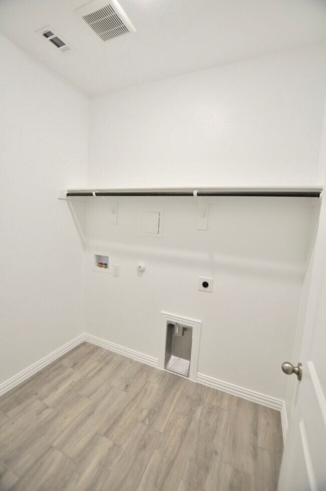 Building Photo - FOR LEASE! Charming 4 Bedroom - 2 Bathroom...