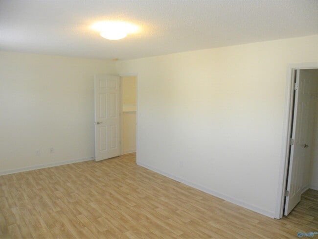 Building Photo - 409 Jasmine Dr