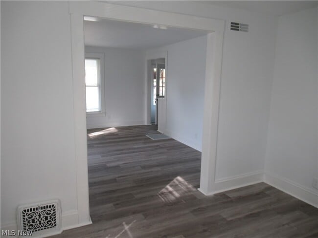 Building Photo - 14 Elm St