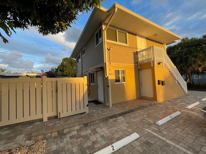 Building Photo - 3064 Lake Ave
