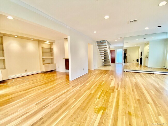 Building Photo - 75 Greenway Close