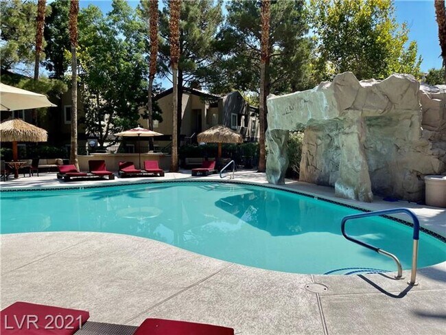 Building Photo - SHOWINGS AVAILABLE NOW