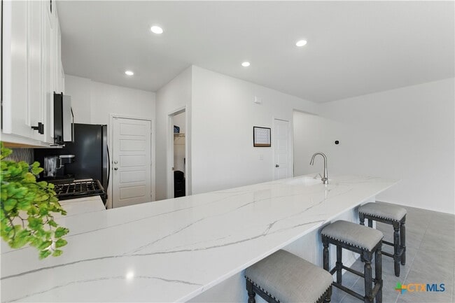 Building Photo - 211 Summit Dr