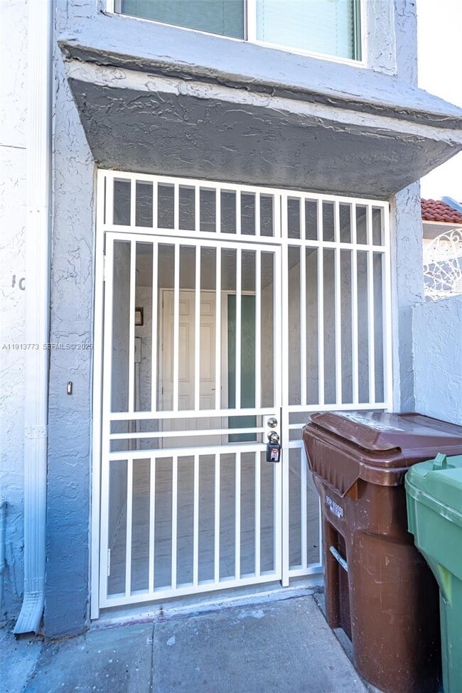 Building Photo - 1070 W 43rd Pl