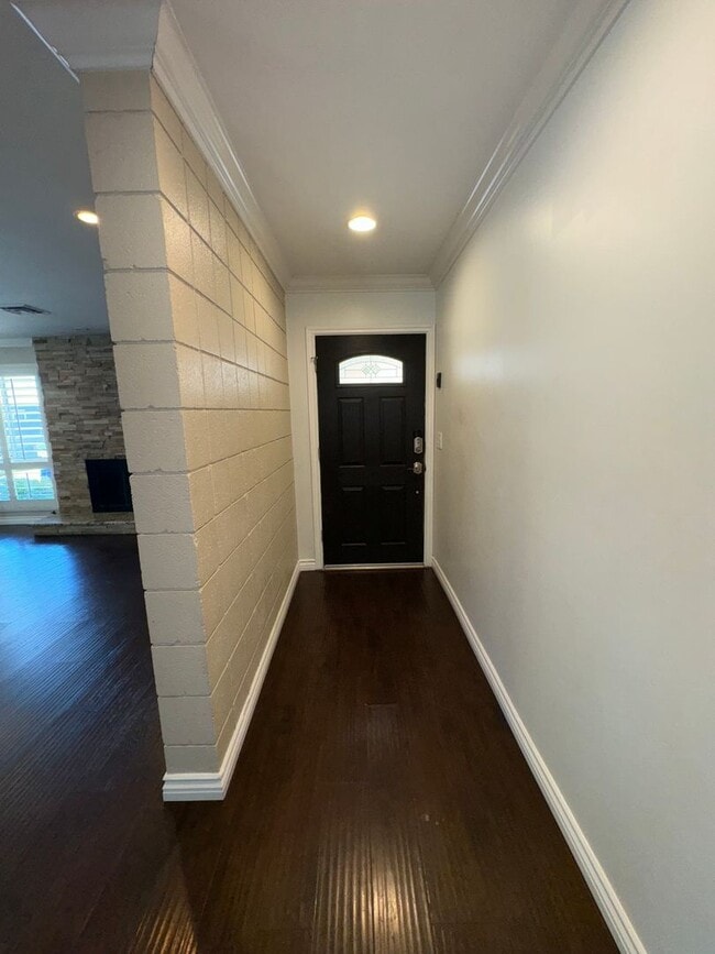 Building Photo - Beautifully Updated 3 Bedroom, 2 bath Rola...