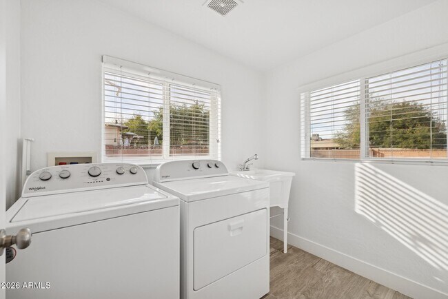 Building Photo - 1016 S Siesta Ln