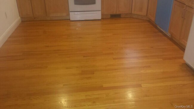 Building Photo - 622 S 6th Ave