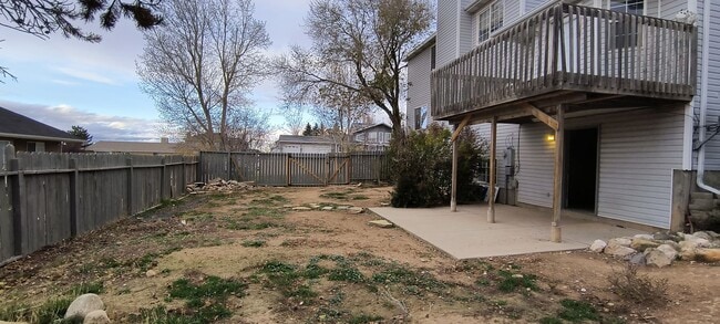 Building Photo - Spacious single family home in a quiet neighborhood