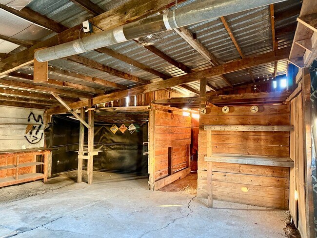 Building Photo - 210 18th St