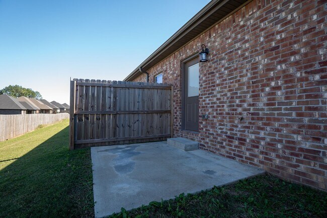 Building Photo - Charming 3-bedroom, 2-bathroom home located in the beautiful Pea Ridge, AR