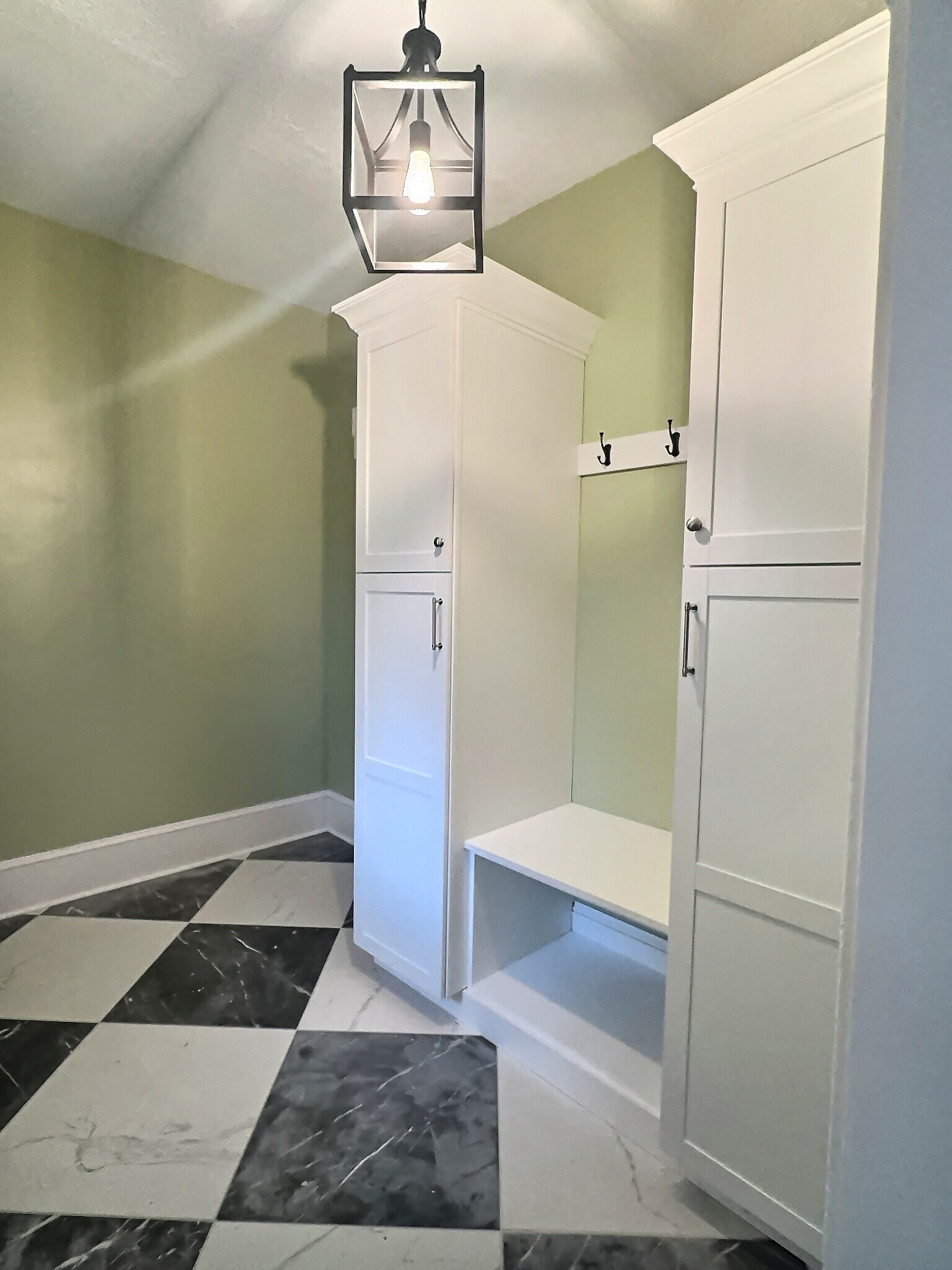 entryway/ mudroom with brand new cabinets and seating - 712 45th St