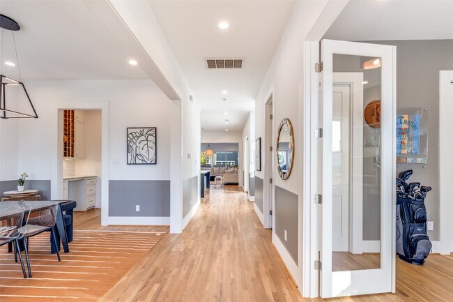 Building Photo - 709 E 13th St