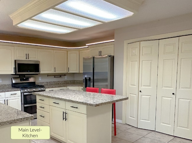 Building Photo - 8017 Showcase Ln