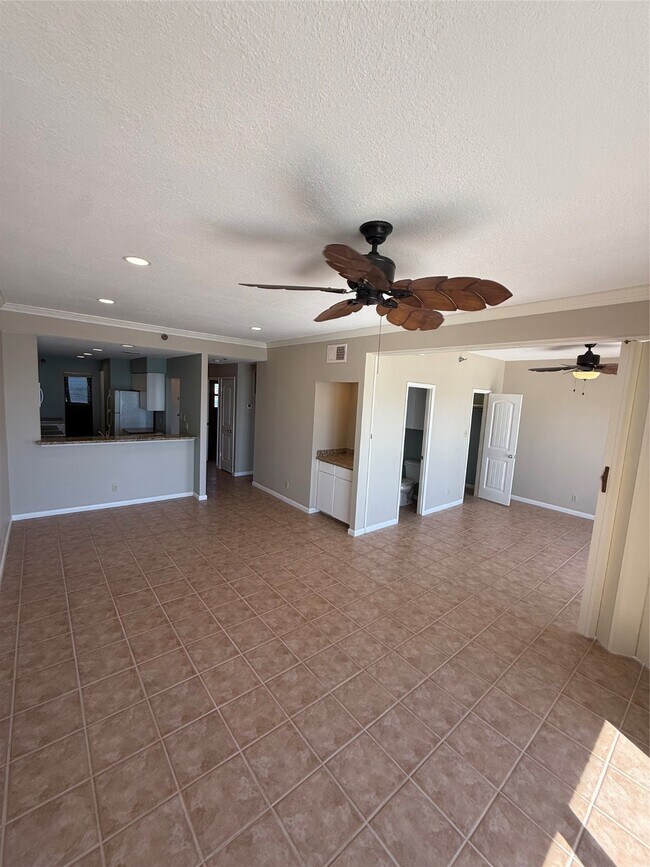 Building Photo - 7700 Seawall Blvd