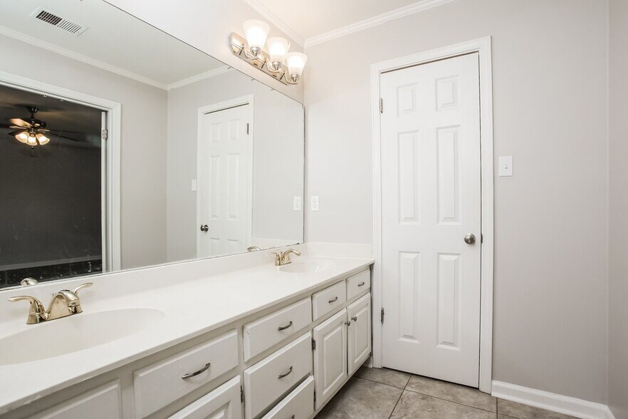 Building Photo - 8159 Creekside Cir N