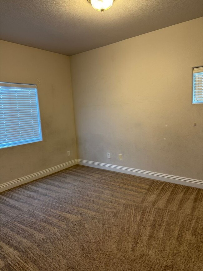 Building Photo - Fabulous Floor-Plan in Paradise Court!