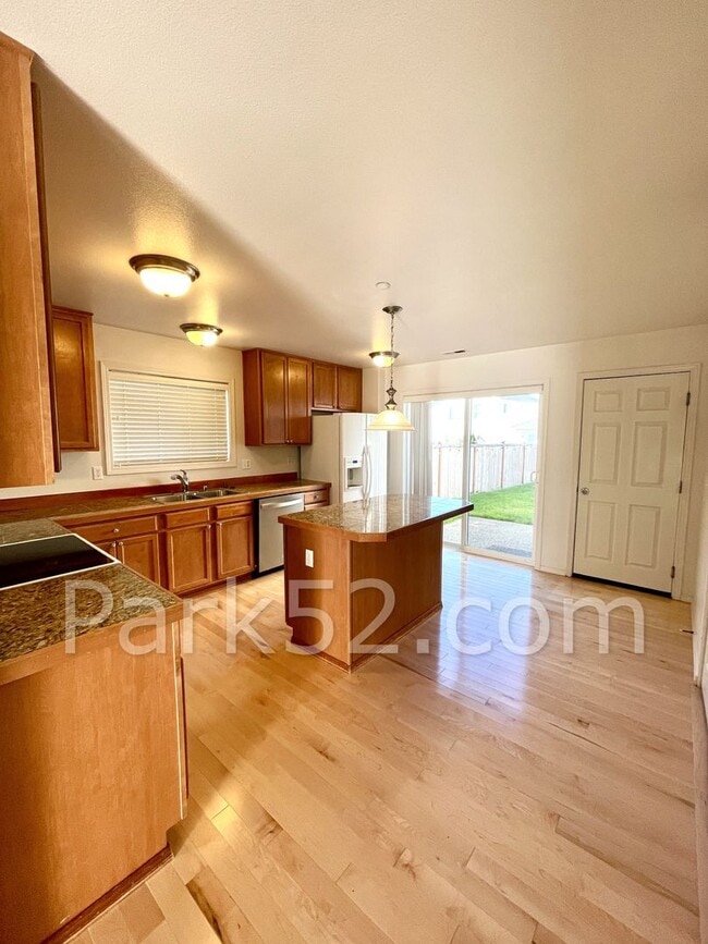 Building Photo - 3 Bedroom 3 Bathroom + Loft DuPont Home!