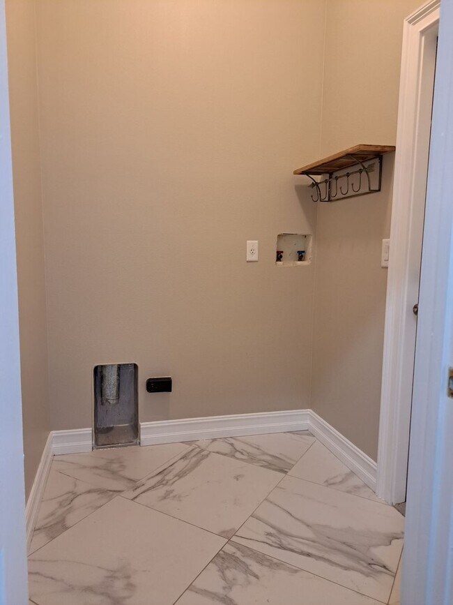 Building Photo - Pool Home in Oak Valley