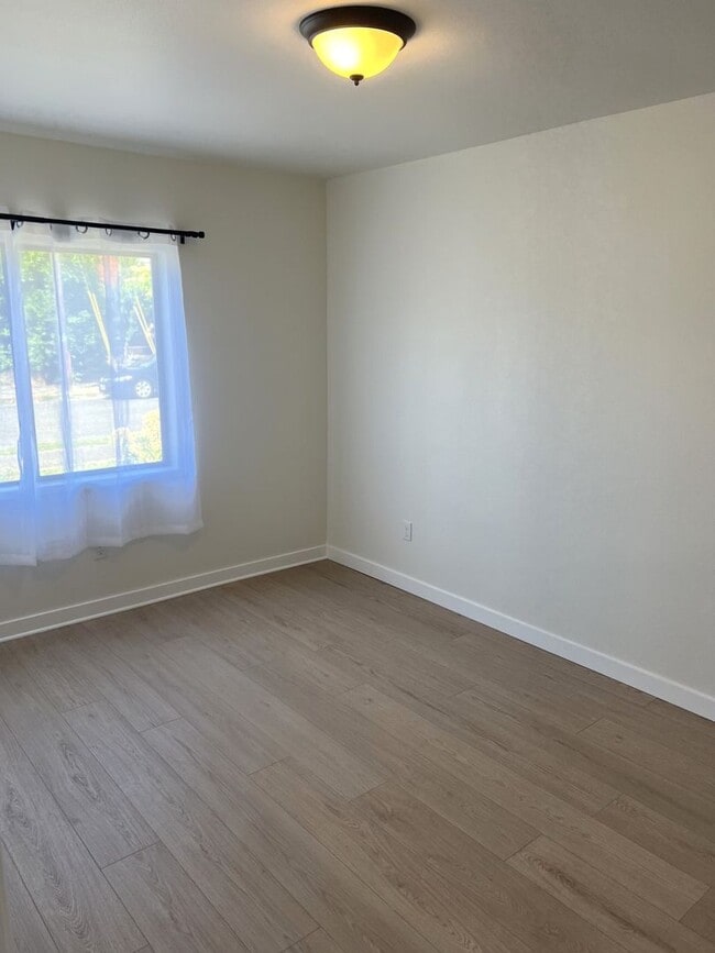 Building Photo - Pardee Duplex (A &amp; B)