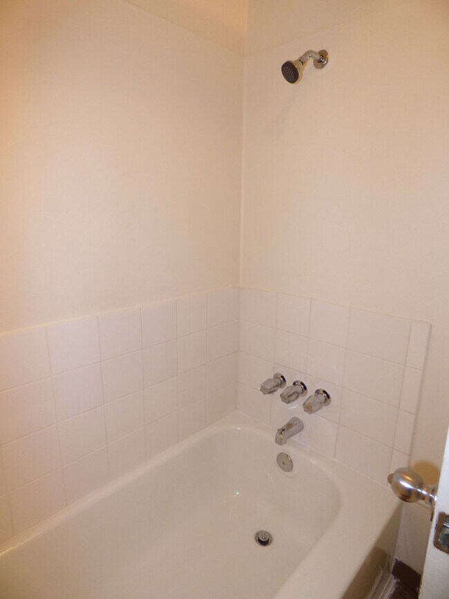 Building Photo - Rent Special: 1/2 Off July's Rent!! Ground Level 1 Bedroom 1 Bath W/ AC