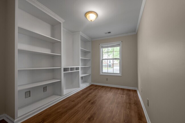Building Photo - 2347 Stonewood Ln