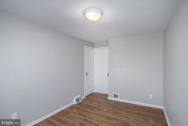 Building Photo - 861 Gainsboro Rd