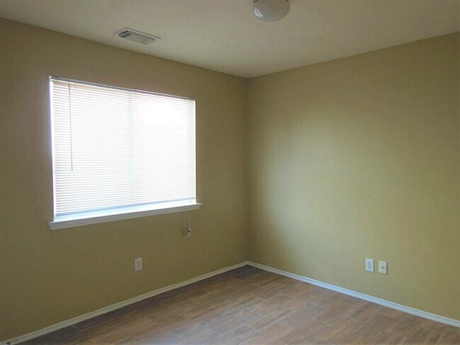 Building Photo - 1402 Sycamore Leaf Way
