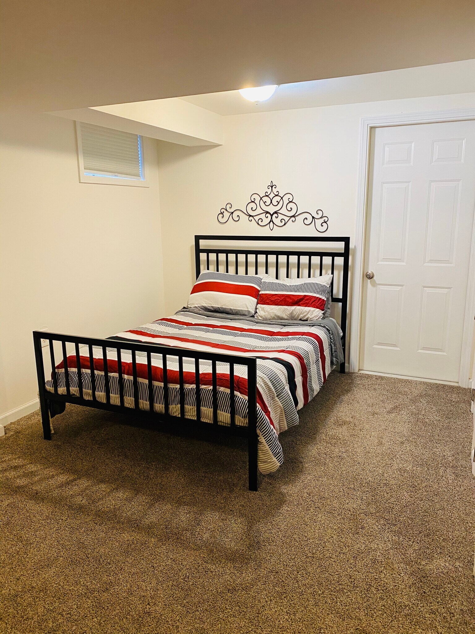 Comfy queen sized bed - 806 Potter Ln