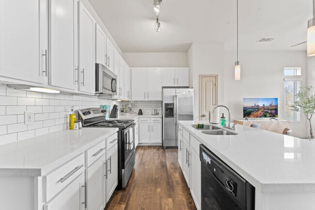 Building Photo - 2200 Montopolis Dr