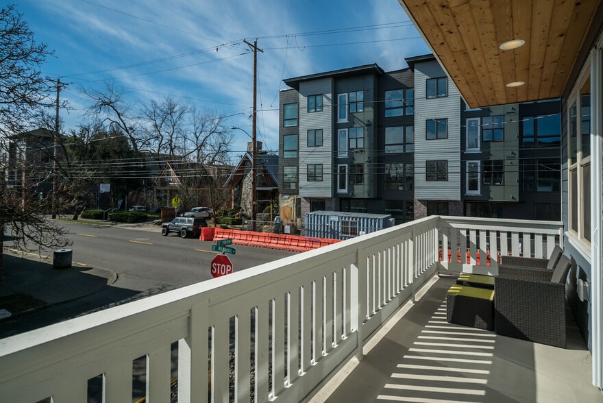 balcony - 1605 SE Yukon St