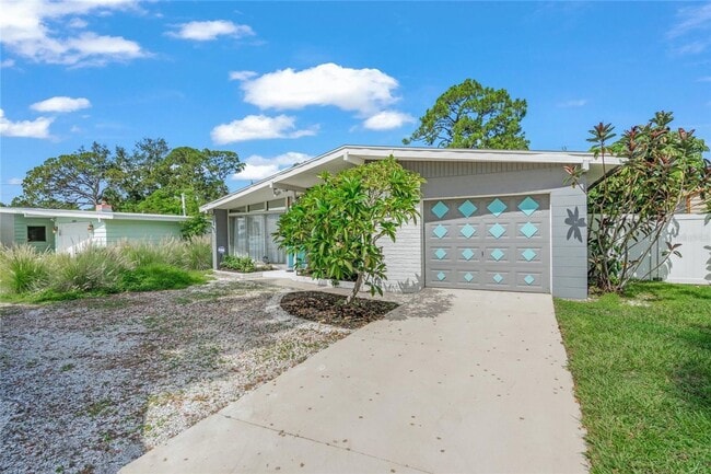 Building Photo - 2/2 luxury pool home in Sarasota, unfurnished annual rental