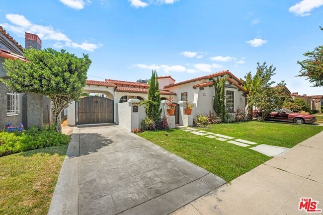 Building Photo - 3871 Roxton Ave