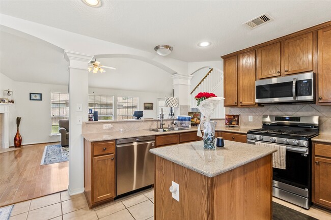 Building Photo - 427 Pinewood Ridge Dr