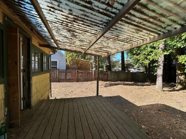 Building Photo - Serene 2 Bed, 1 Bath Home